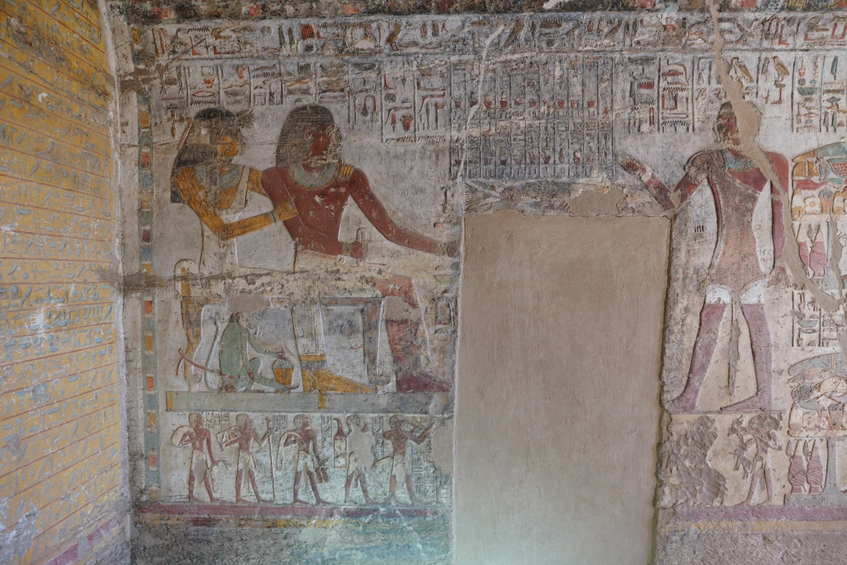 Henut-er-neheh und Paheri (links) hinten rechts in dessen Grab (EK3) in el-Kab