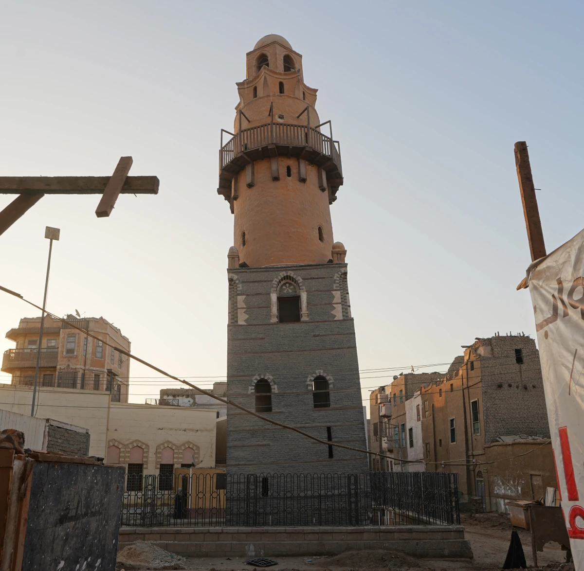 „Schiefer Turm von Esna“ – Das Minarett der al-Amari-Moschee ist um etwa 3,5° geneigt (zum Vergleich: Pisa knapp 4°)
