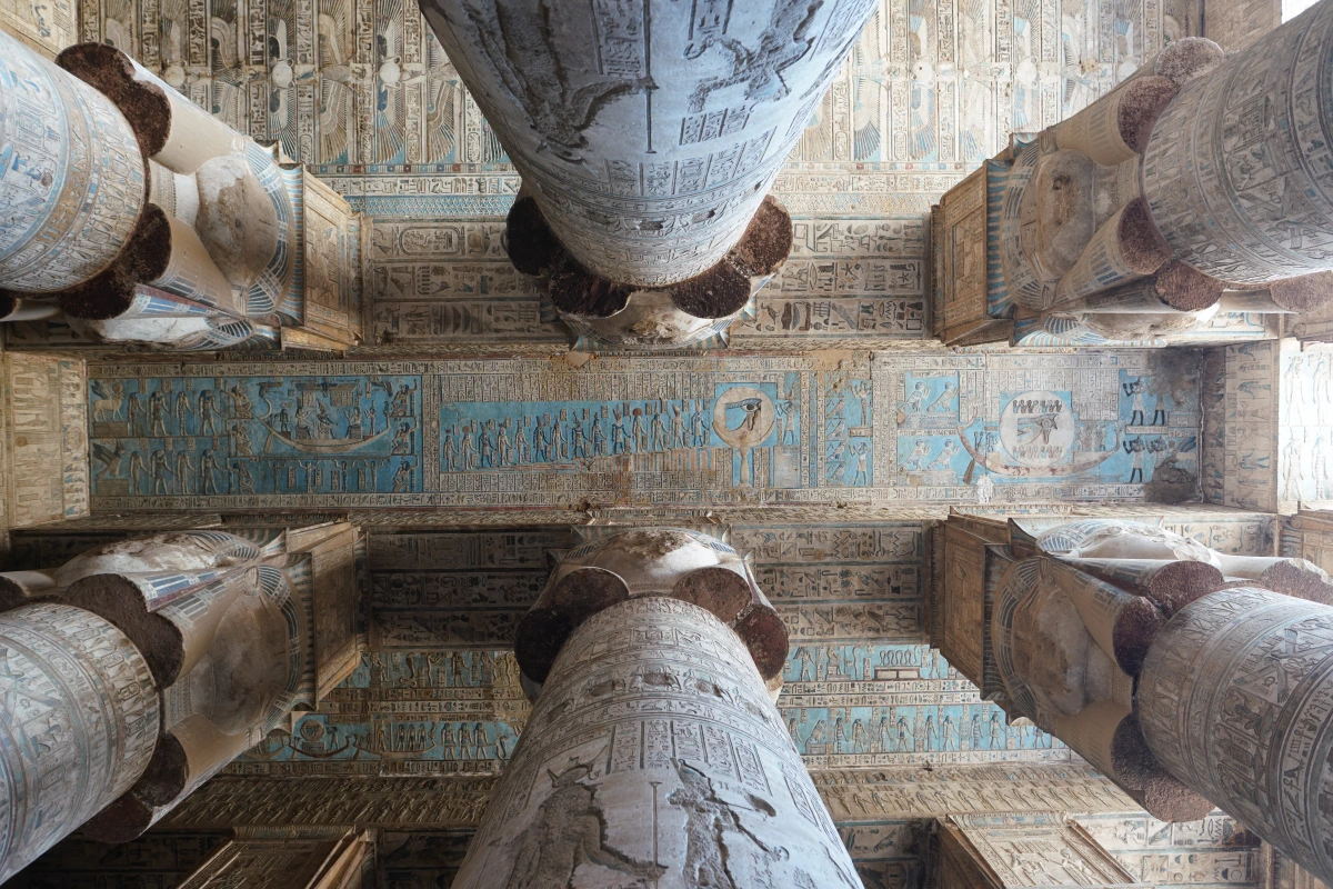 Decke des großen Hypostyls des Tempels von Dendera in der Mitte, rechts die Mondperiode