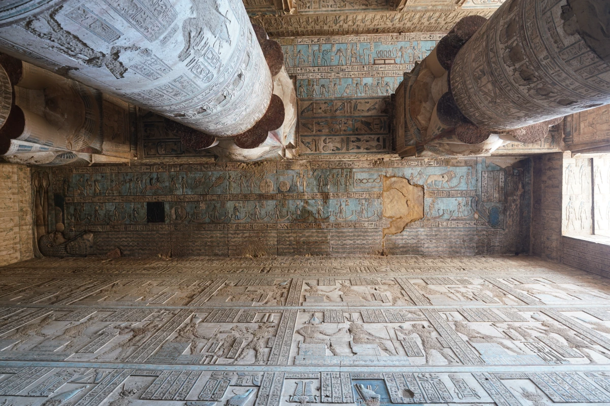 Decke des großen Hypostyls des Tempels von Dendera am rechten Ende