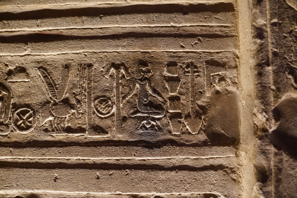 Isis in Geburtsstellung im Doppeltempel von Kom Ombo