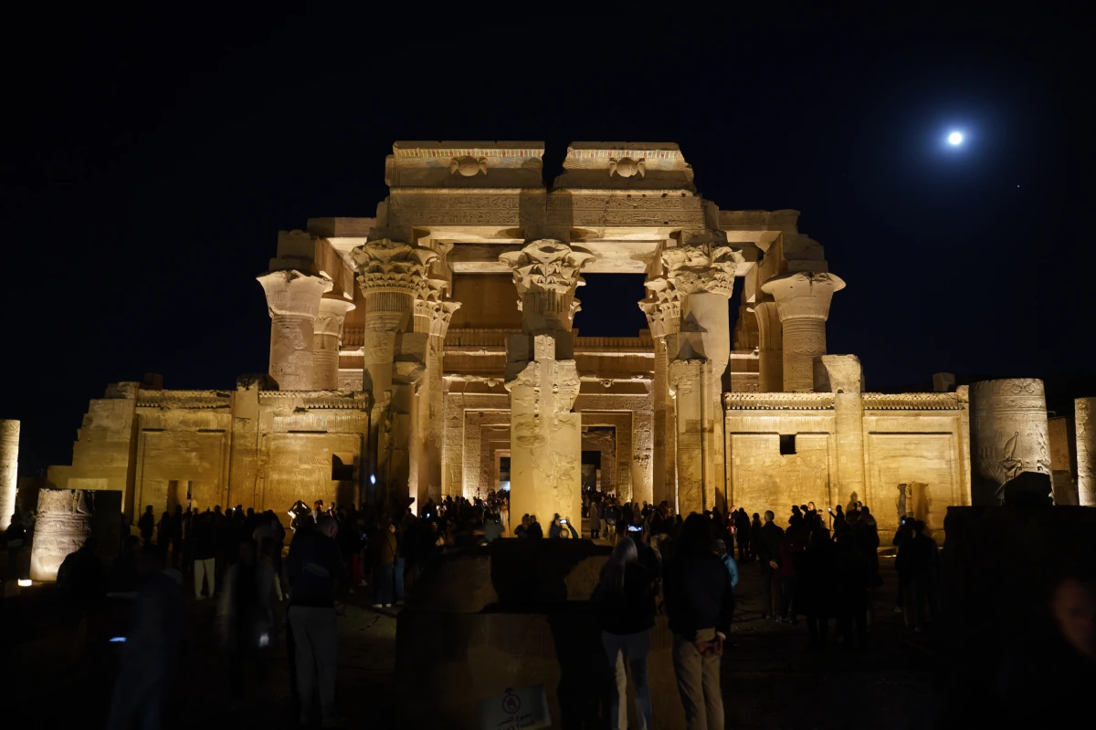 Doppeltempel von Kom Ombo mit Mond (und Jupiter) – links Horus, rechts Sobek