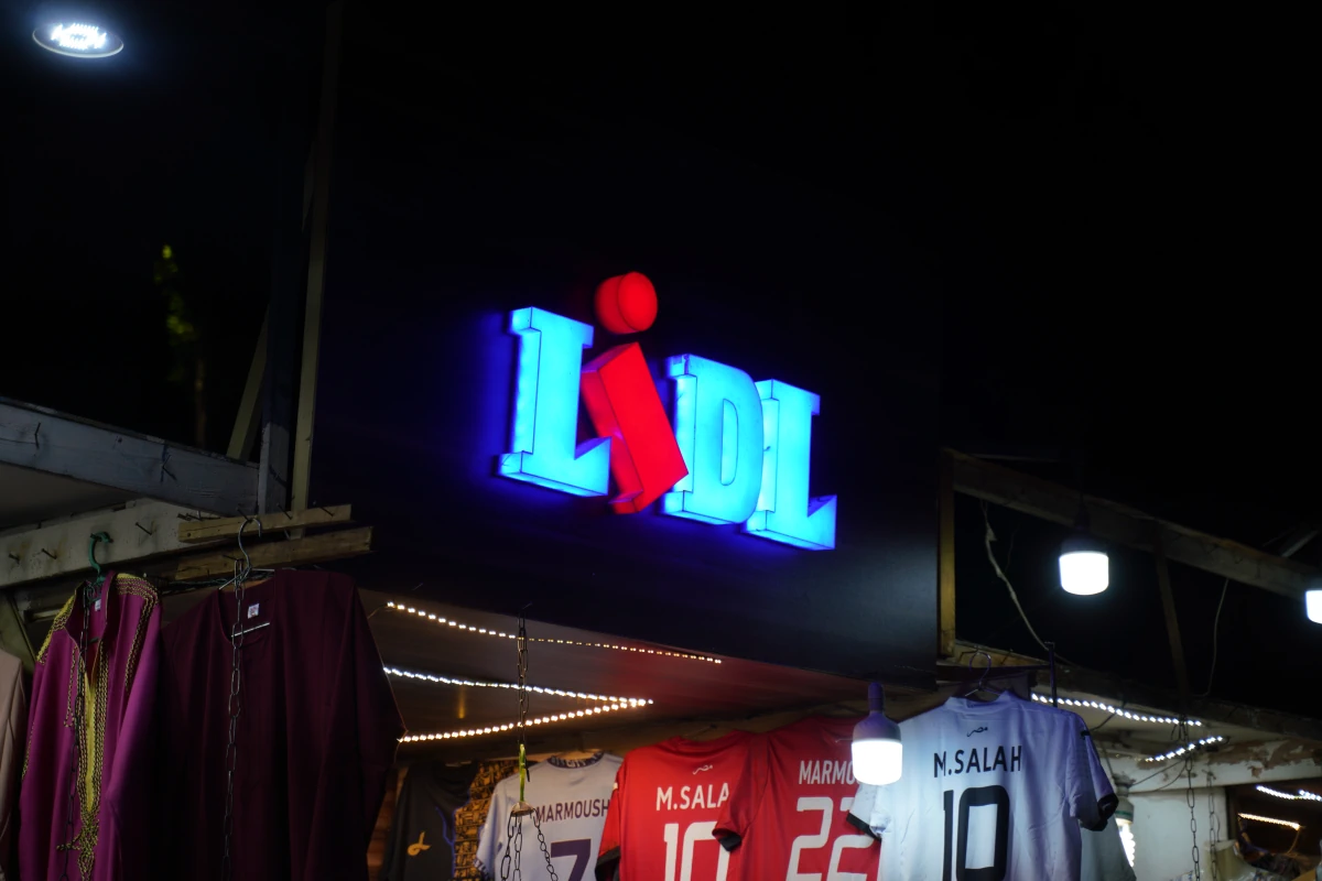 Garantiert originale Shirts im garantiert originalen Lidl am Anleger in Kom Ombo