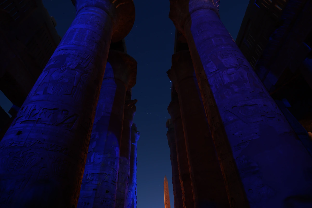 Große Hypostylhalle des Karnak-Tempels während der Licht- und Ton-Show, unten der Obelisk ist der Obelisk des Thutmosis III.