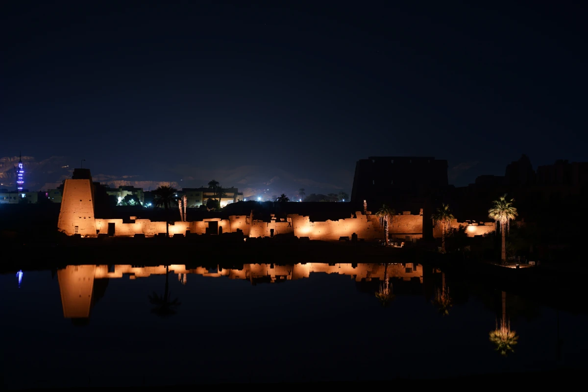 Heiliger See des Karnak-Tempels während der Licht- und Ton-Show