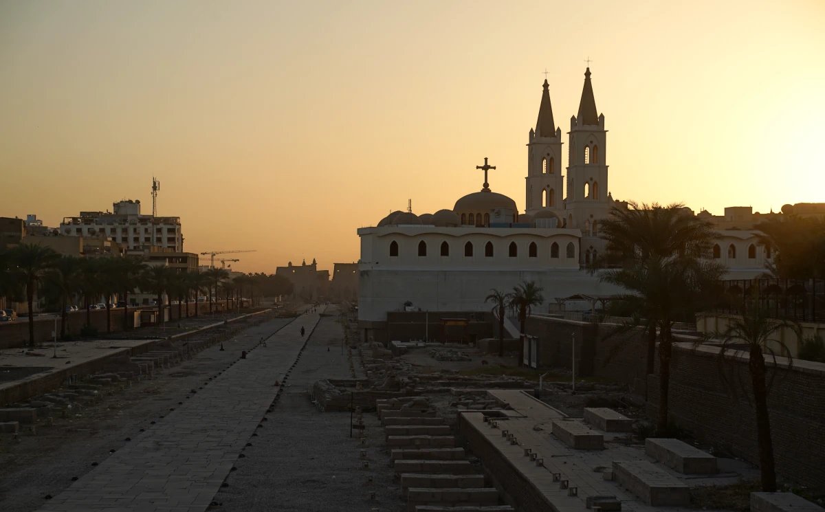 Marienkirche von Luxor im Sonnenuntergang, links daneben der Luxor-Tempel