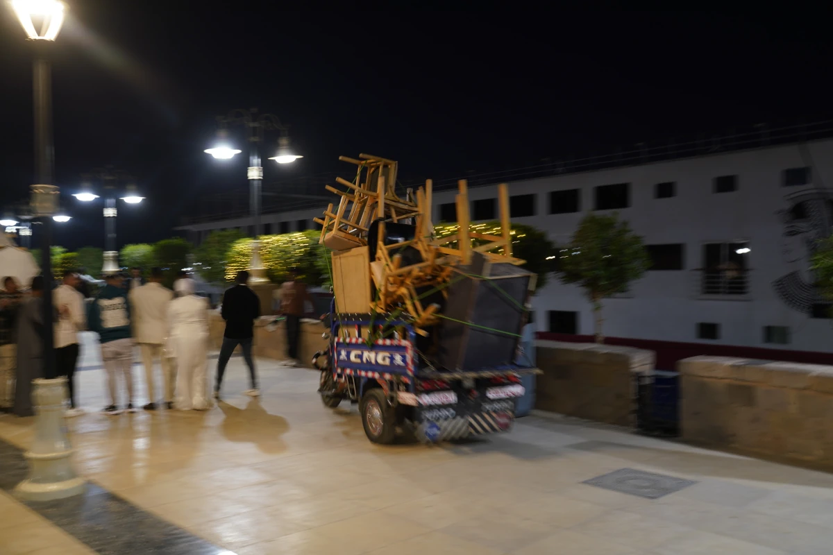 „Möbelwagen“ an der Marina von Luxor