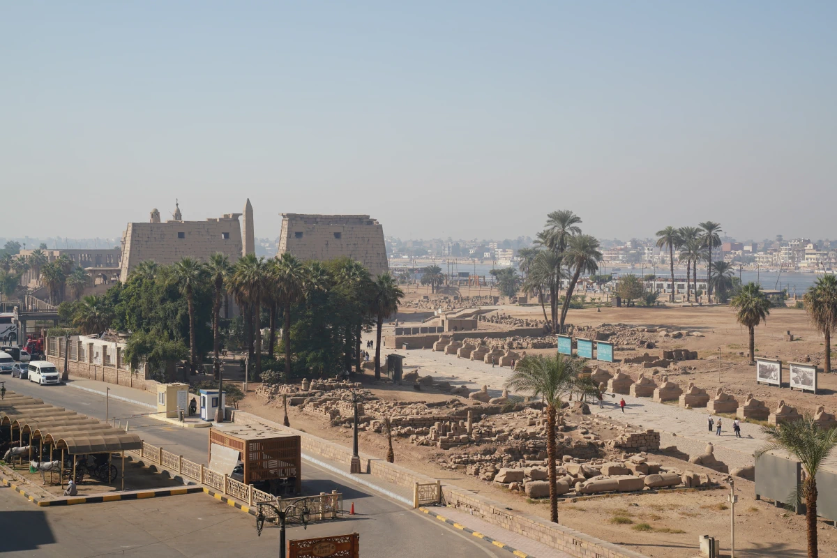 Luxor-Tempel, vom Nefertiti-Hotel bzw. Al Sahaby Lane aus gesehen