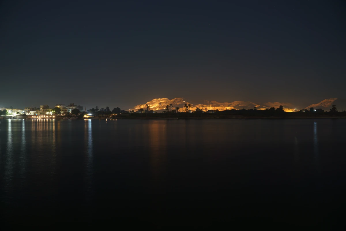 Aussicht auf Theben-West bei Nacht