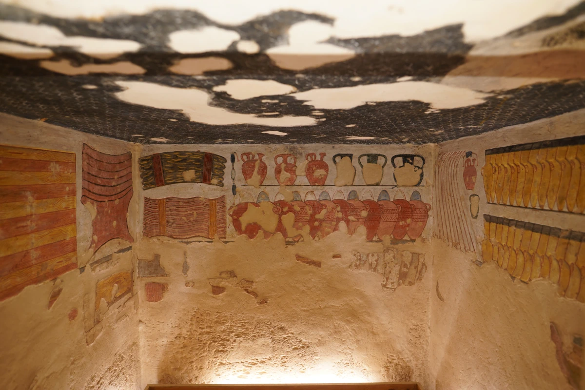 Opfergaben in der von außen gesehen dritten Nische rechts von Korridor C im Grab von Ramses III. (KV11) im Tal der Könige