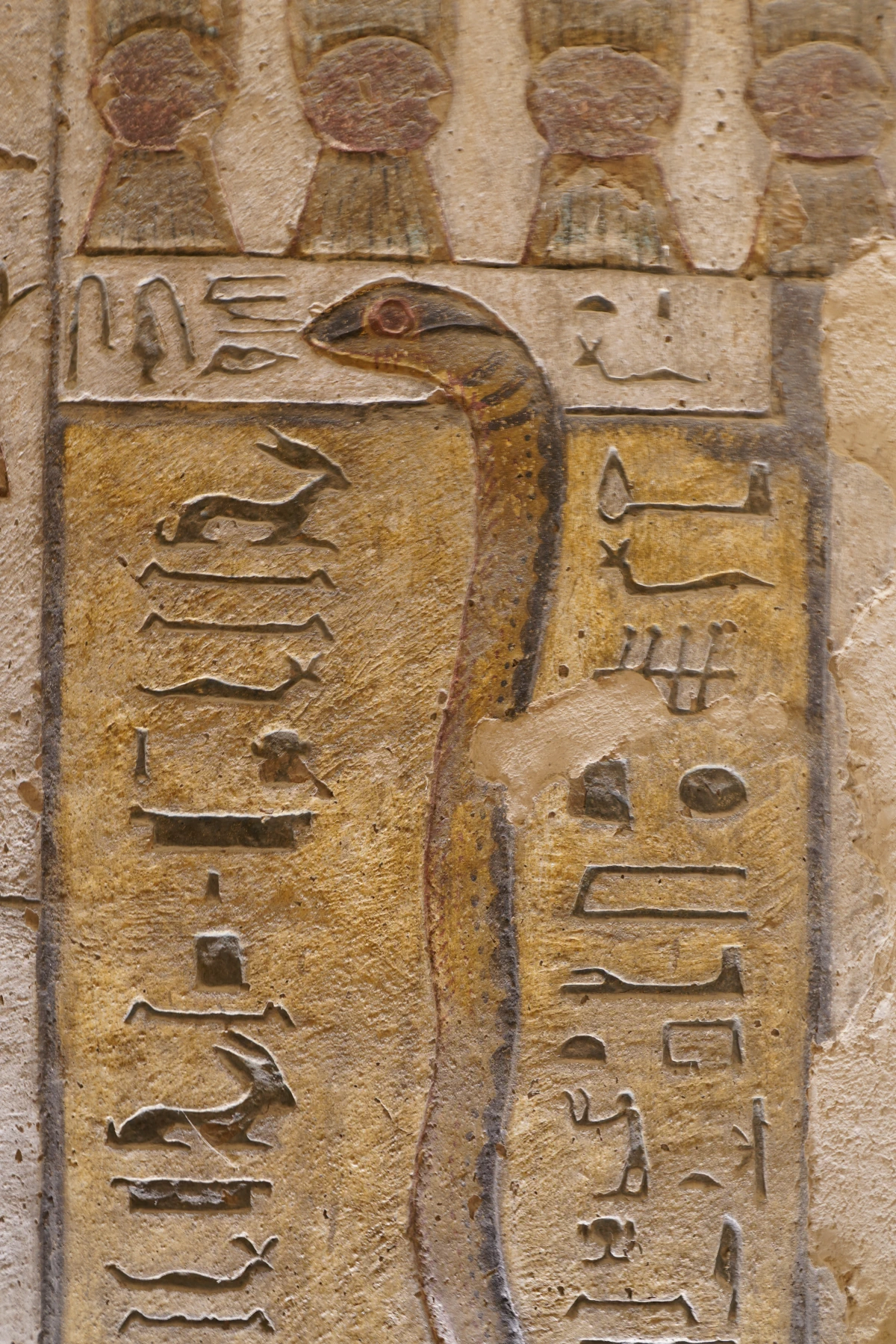 Schlangenrelief direkt rechts neben dem Eingang zu Säulenhalle F im Grab von Ramses III. (KV11) im Tal der Könige