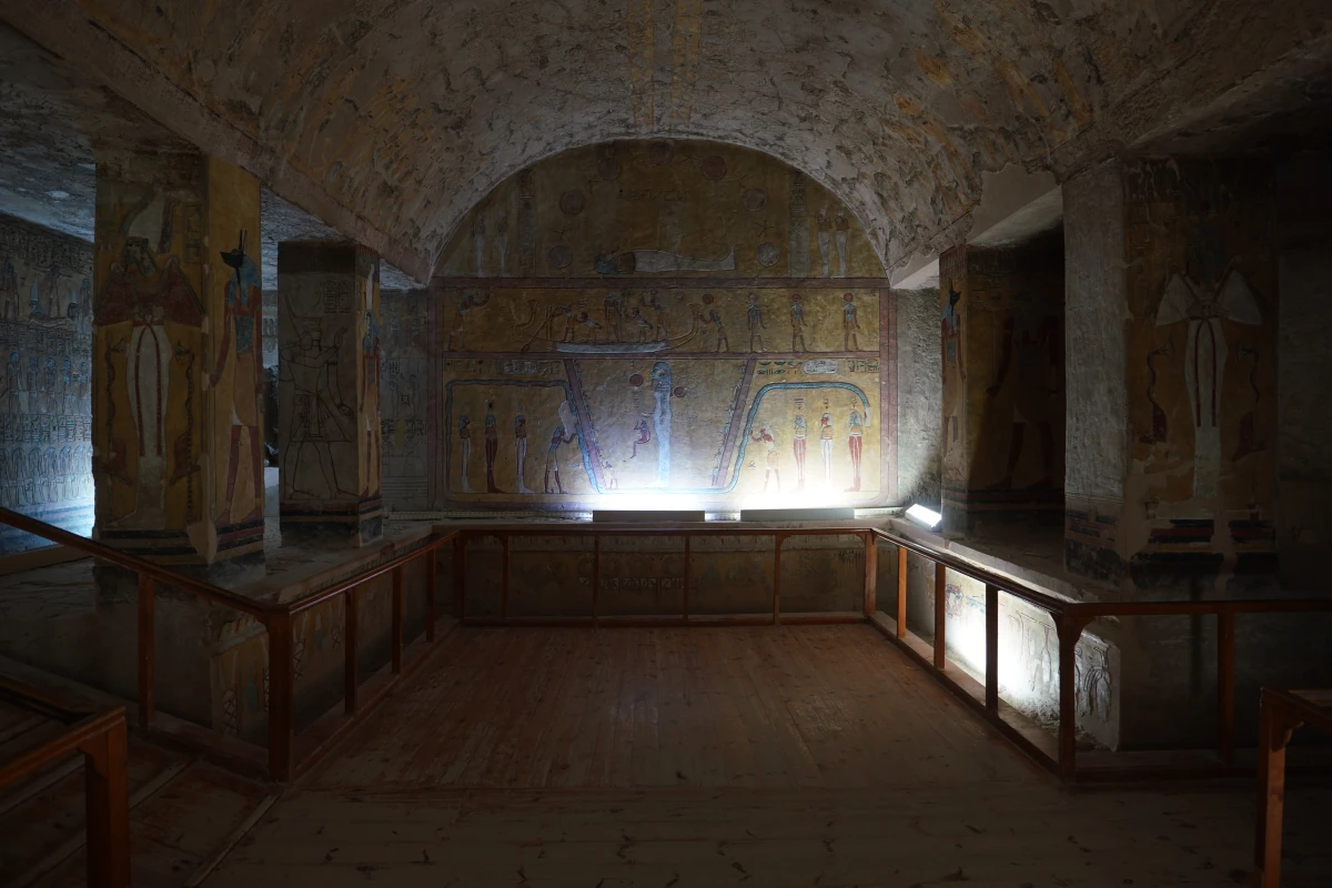 Die andere (vom Eingang aus gesehen linke) Seite von Kammer J1 im Grab von Sethnacht (KV14) stellt den Tod dar