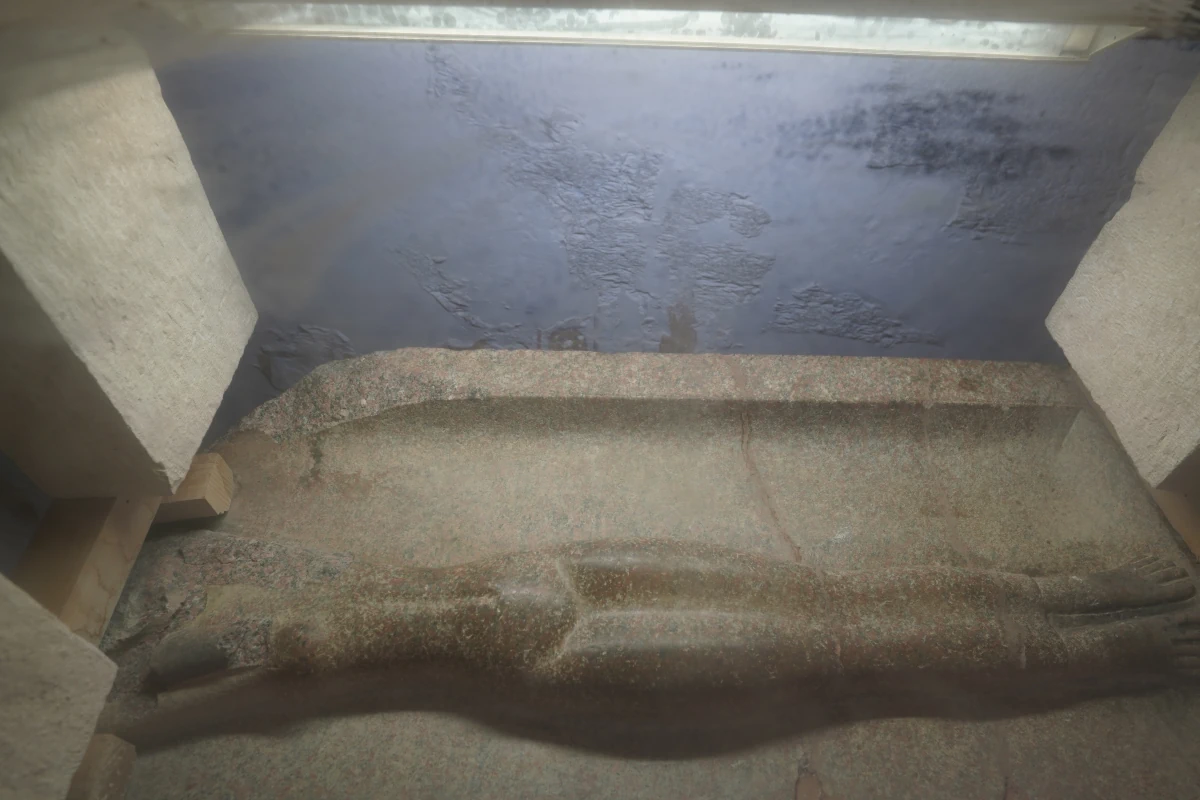 Unter dem Sarkophag von Sethos II. in seinem Grab (KV15) im Tal der Könige