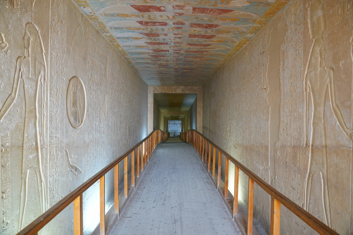 Eingang (Korridor B abwärts) zum Grab von Sethos II. (KV15) im Tal der Könige