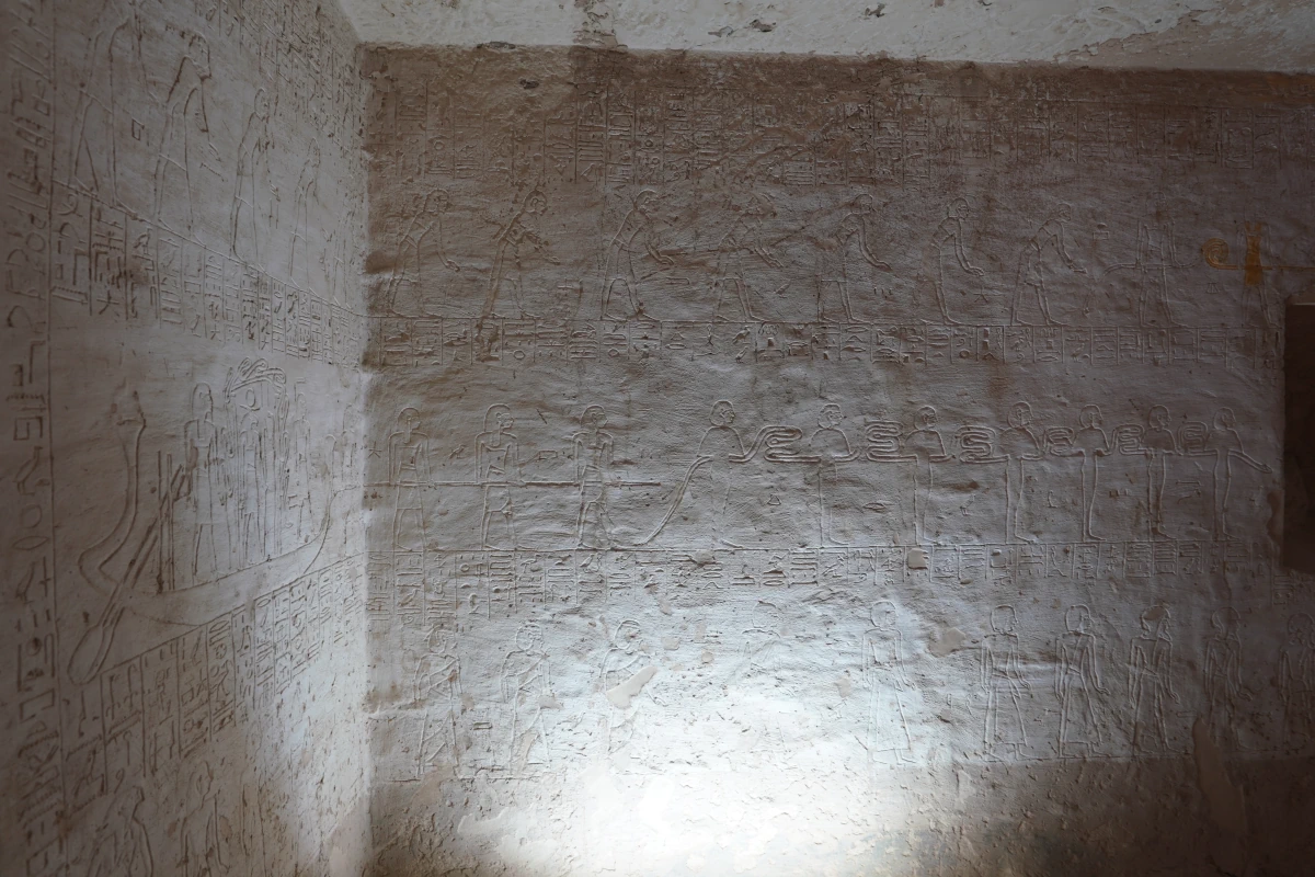 Linke (vom Eingang aus gesehen) Seite der Säulenhalle F im Grab von Sethos II. (KV15) im Tal der Könige