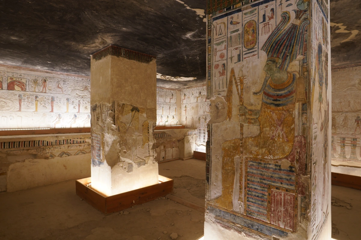 Osiris (vorne rechts) in der Nebenkammer Jb im Grab von Sethos I. (KV17) im Tal der Könige