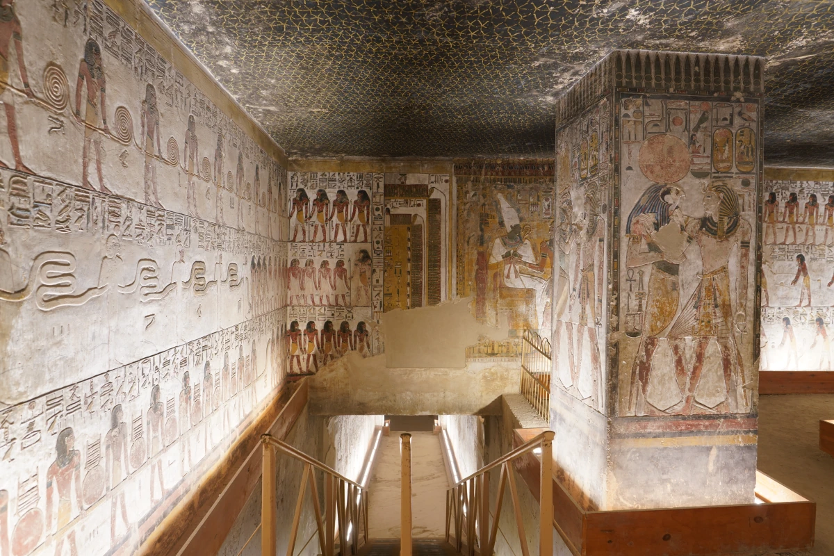 Übergang zu Korridor G in der Säulenhalle F im Grab von Sethos I. (KV17) im Tal der Könige