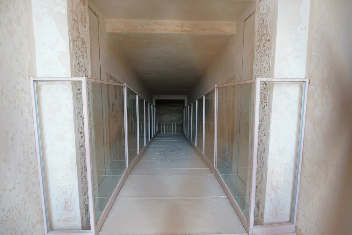 Blick ins Grab von Montuherchepschef (KV19) im Tal der Könige