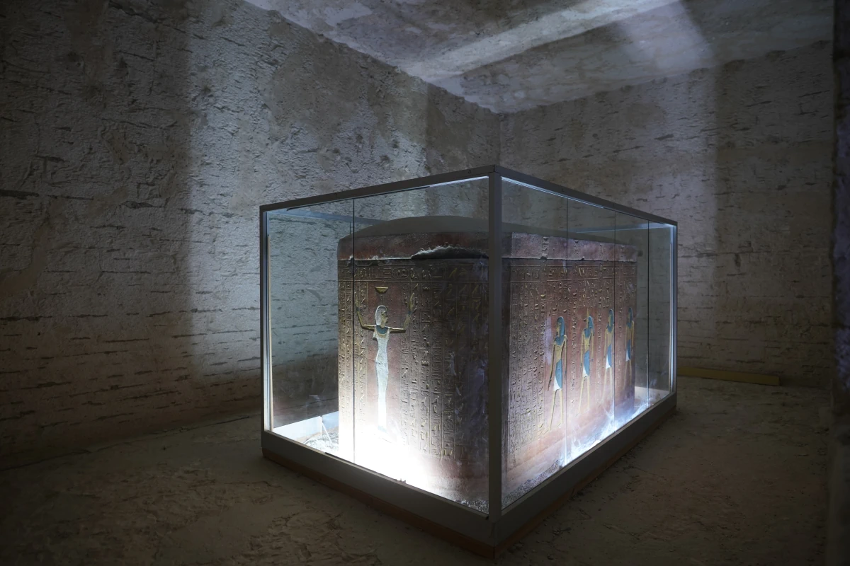 Grabkammer J mit dem Sarkophag von Thutmosis IV. ins einem Grab (KV43) im Tal der Könige, vom Eingang aus gesehen