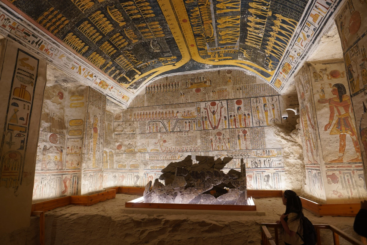 Rechte Seite der Grabkammer J mit dem äußeren Sarkophag Ramses VI., dem unteren Ende von Nut und Auszügen aus dem Buch der Erde, im Grab von Ramses VI. (KV9) im Tal der Könige