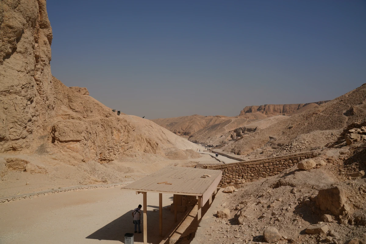 Blick aufs Tal der Könige, von einer Plattform über dem Eingang zu KV14