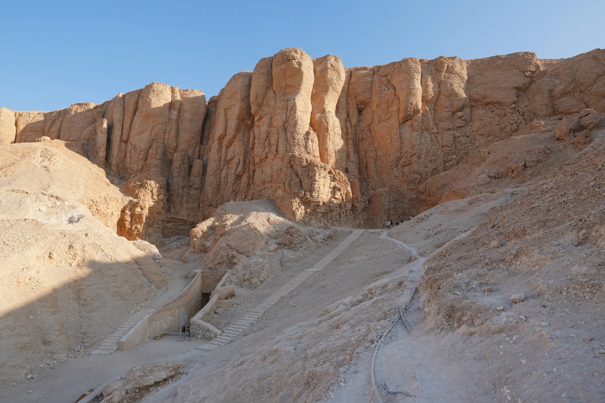 Das Grab von Thusmosis IV. (KV43) liegt etwas ab vom Schuss (oben rechts, wo die Leute stehen; unten links ist KV19)