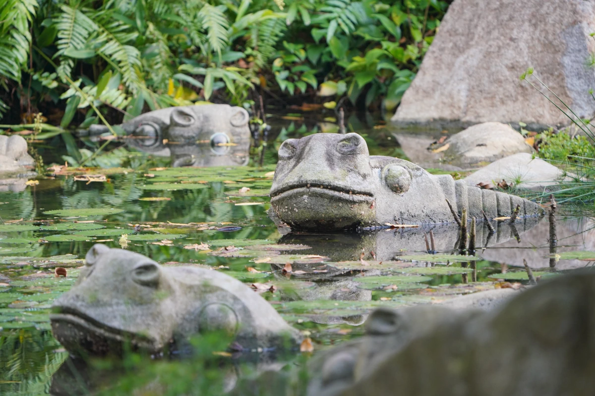 Froschstatuen in einem Teich in den Kingfisher Wetlands in den Gardens by the Bay in Singapur