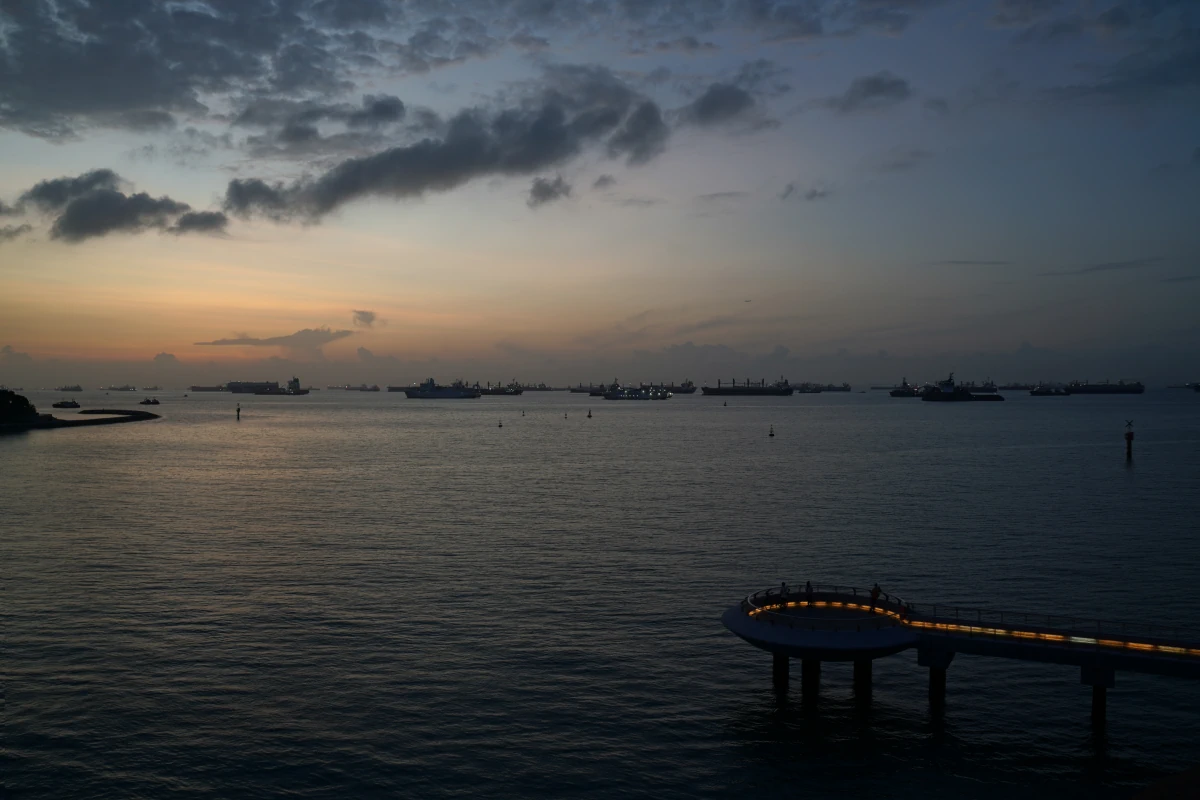 Hafen von Singapur im Sonnenaufgang, unten links der Marina Barrage Viewpoint