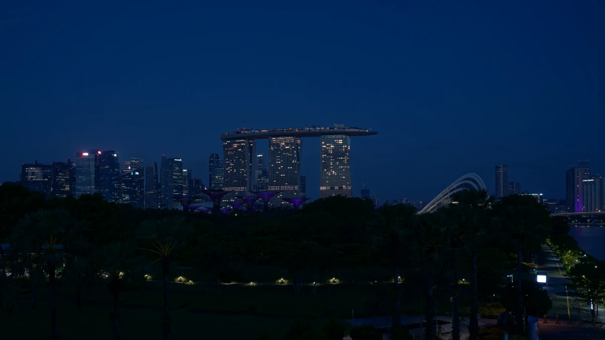 Skyline von Singapur mit dem Marina Bay Sands in der morgendlichen Blauen Stunde