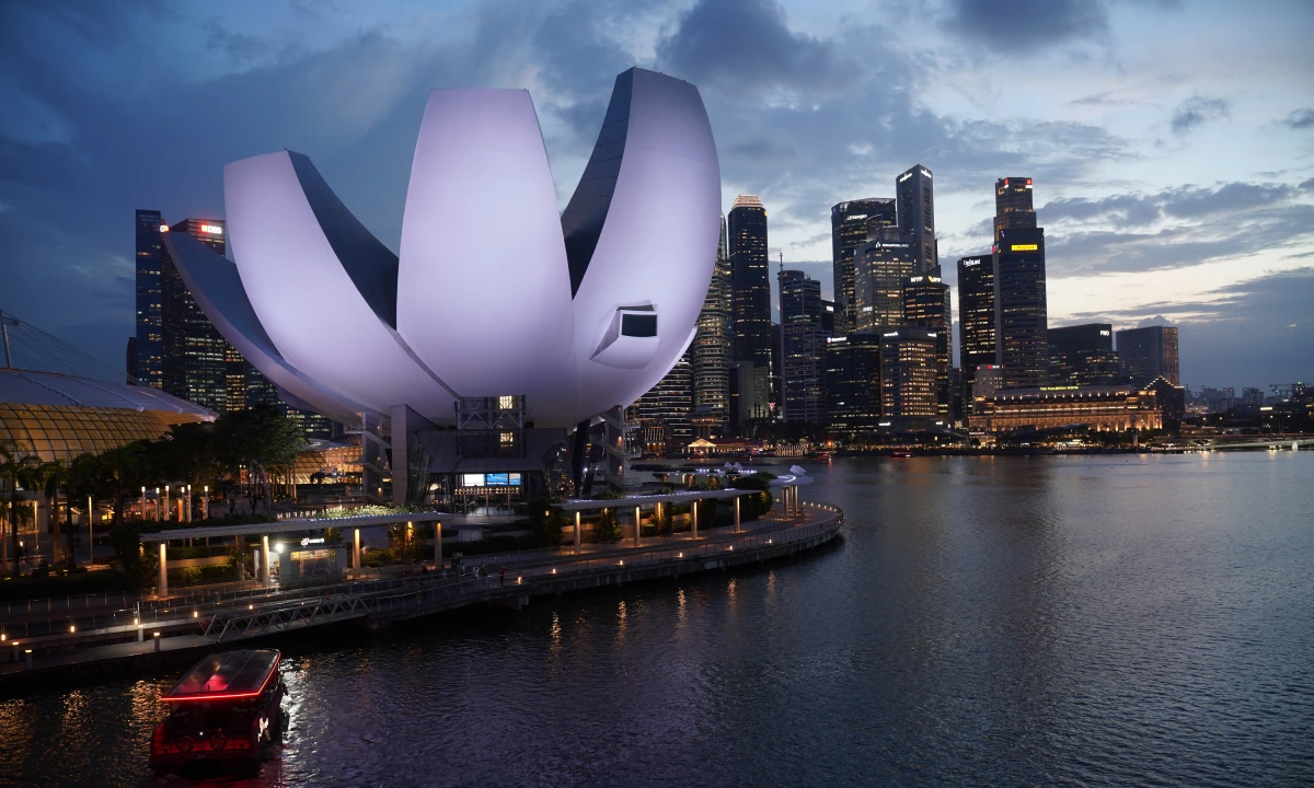 Marina Bay in Singapur in Abendstimmung, links das ArtScience-Museum