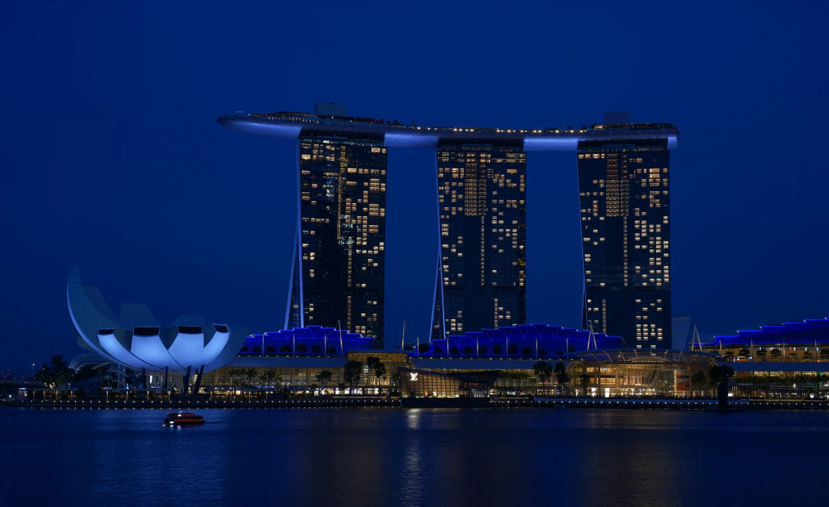 Marina Bay Sands und ArtScience Museum in der Blauen Stunde