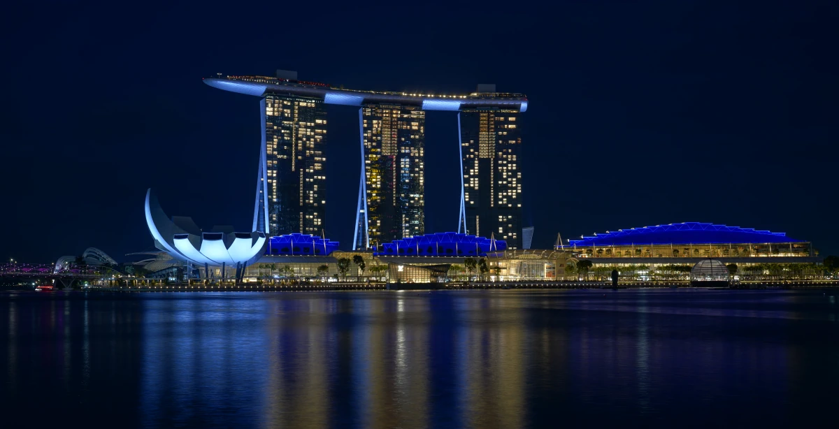 Marina Bay Sands in Singapur in der späten Blauen Stunde