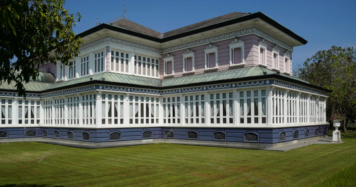 Phra Thinang Uthayan Phumisathian im Sommerpalast von Bang Pa-in, im viktorianischen Stil (auch als Schweizer Chalet bezeichnet)