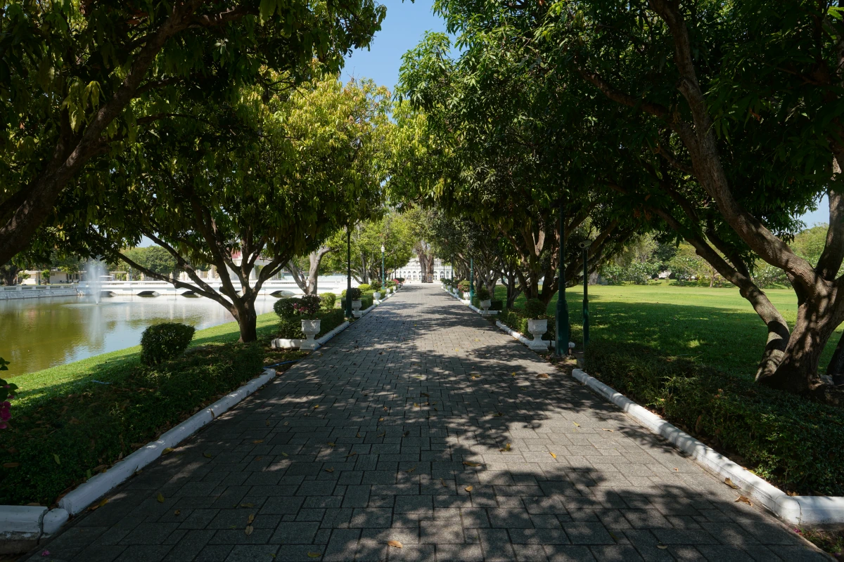 Weg beim Sommerpalast von Bang Pa-in