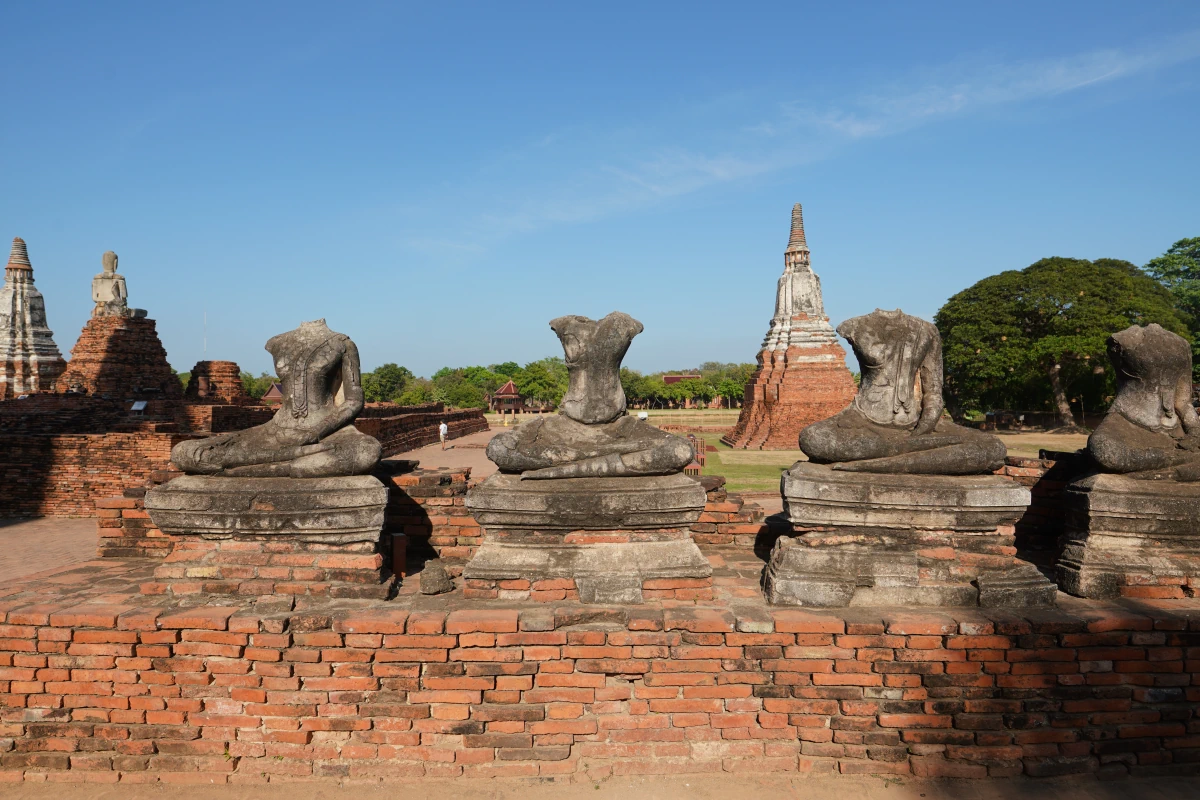Zerstörte Buddha-Statuen in Wat Chai Watthanaram in Ayutthaya