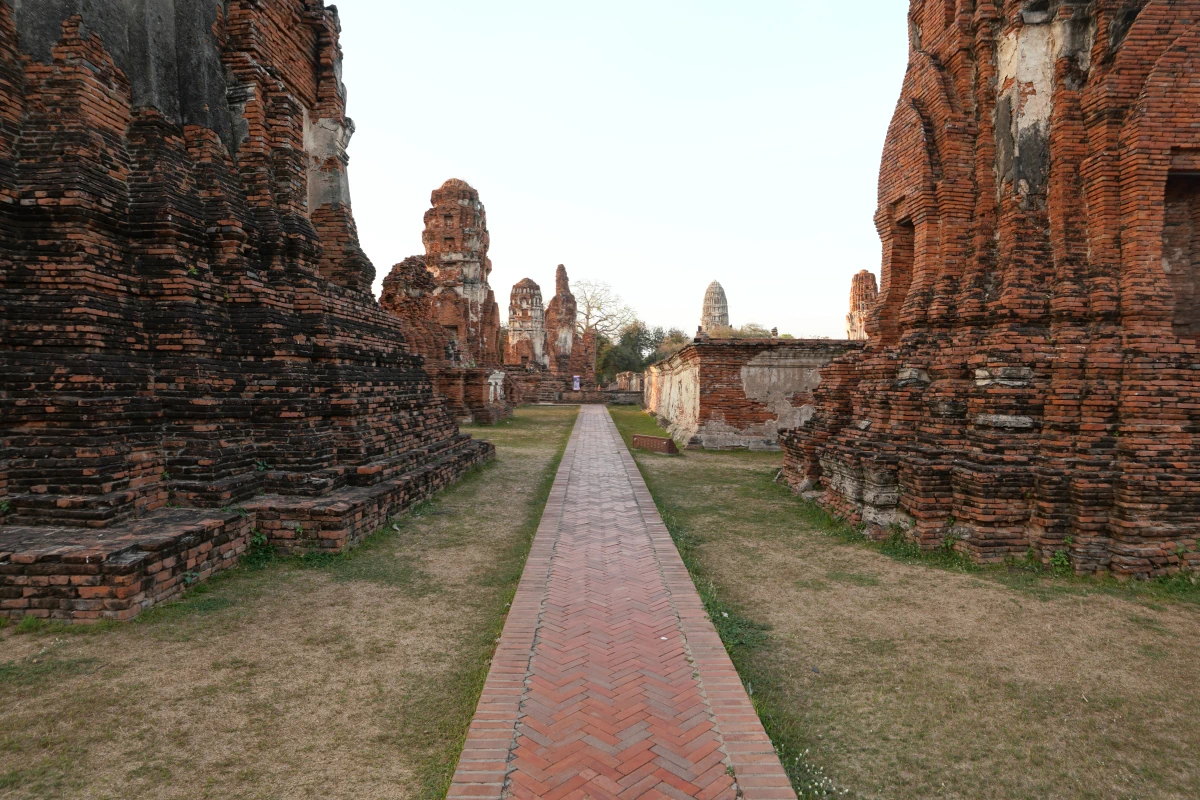 Zwischen den Ruinen von Wat Mahathat in Ayutthaya