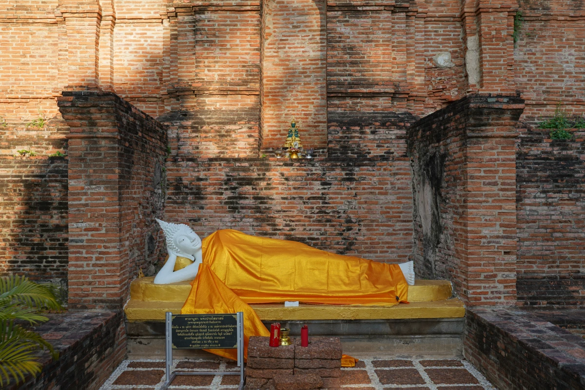 Kleiner liegender Buddha von Wat Yai Chai Mongkon in Ayutthaya