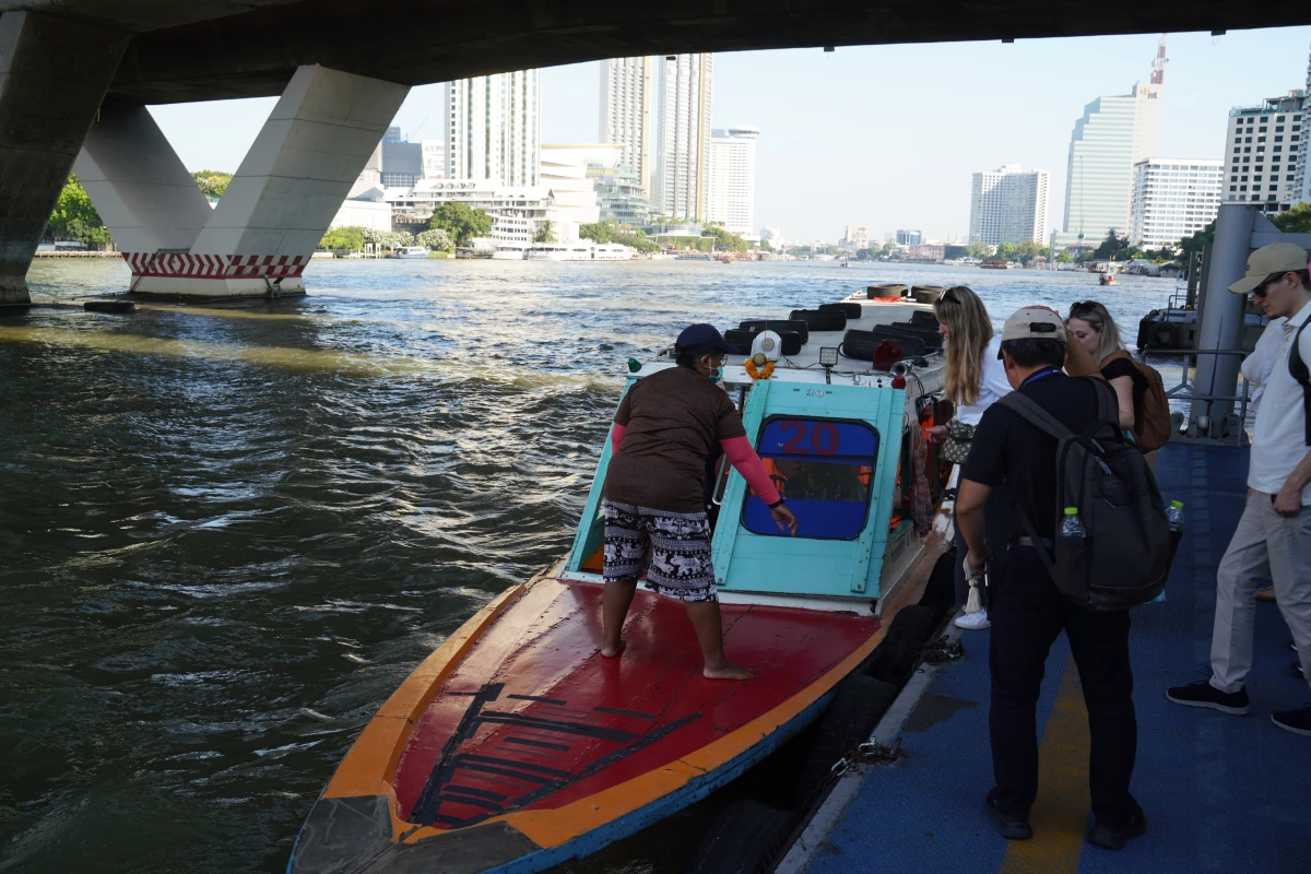 Boot für eine Flussrundfahrt auf dem Chao Phraya in Bangkok