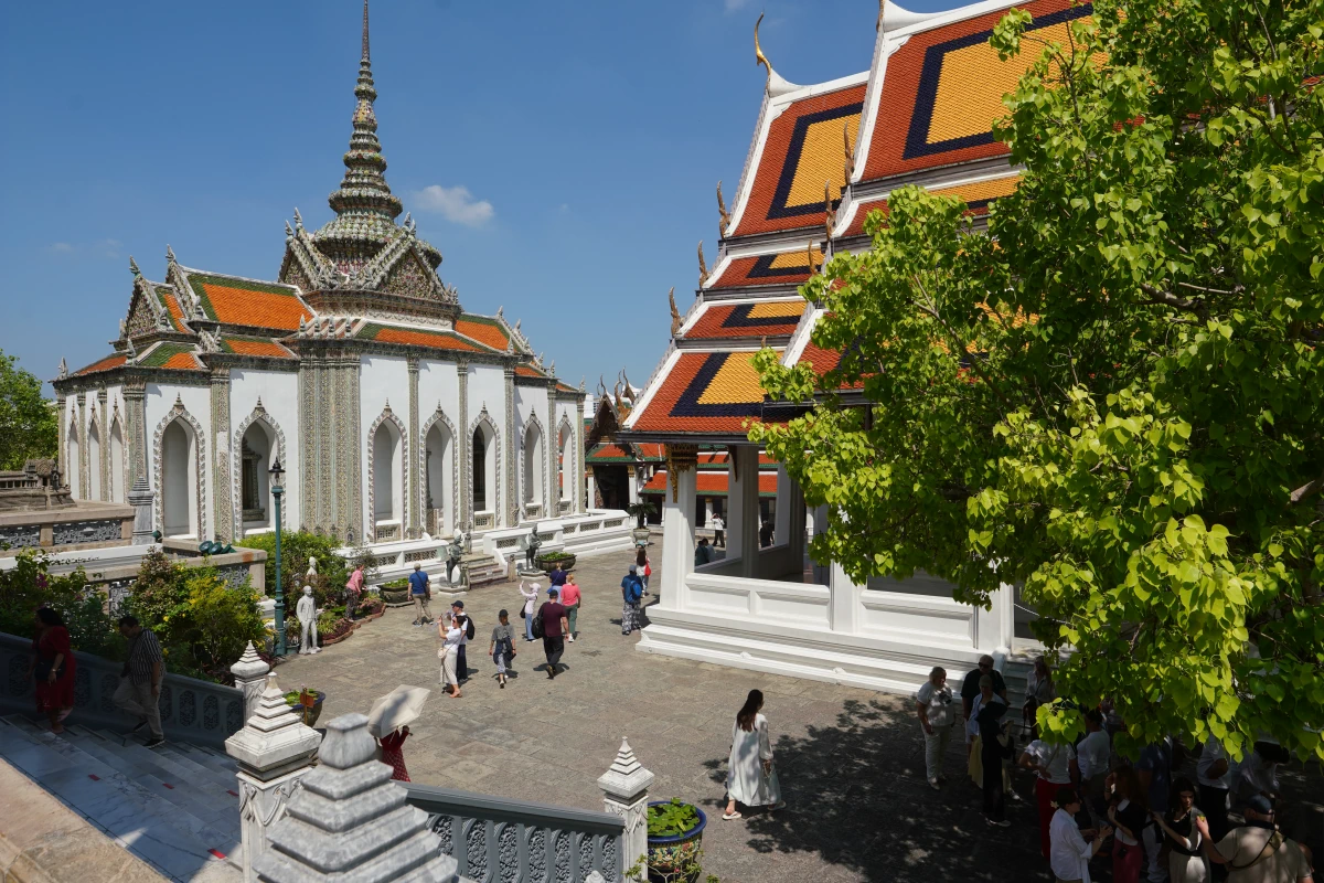 Viharn Yod (links) und Ergänzungsbibliothek (rechts) in Wat Phra Kaeo im Großen Palast von Bangkok
