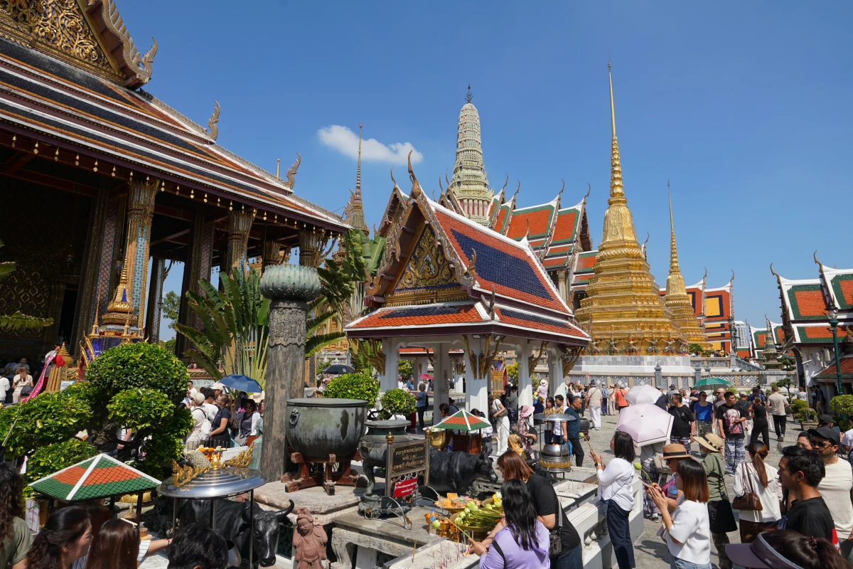 Wat Phra Kaeo im Großen Palast von Bangkok, links (das große Gebäude) der Tempel des Smaragd-Buddha