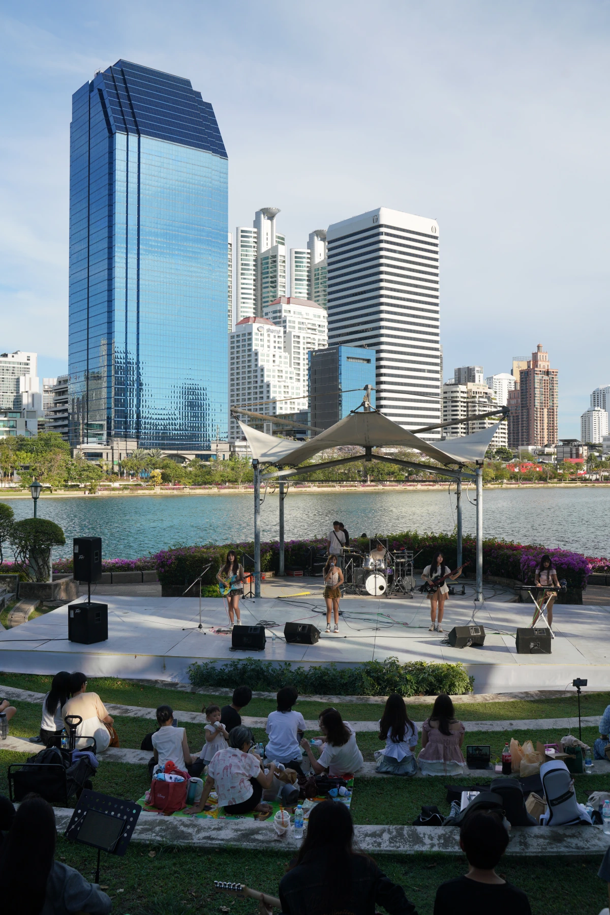 Coverband auf der Bühne im Benjakitti-Park in Bangkok