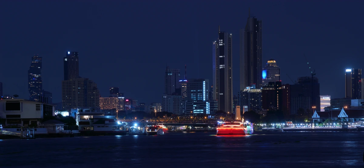 Skyline von Bangkok, gesehen von der Einfriedung von Wat Arun aus