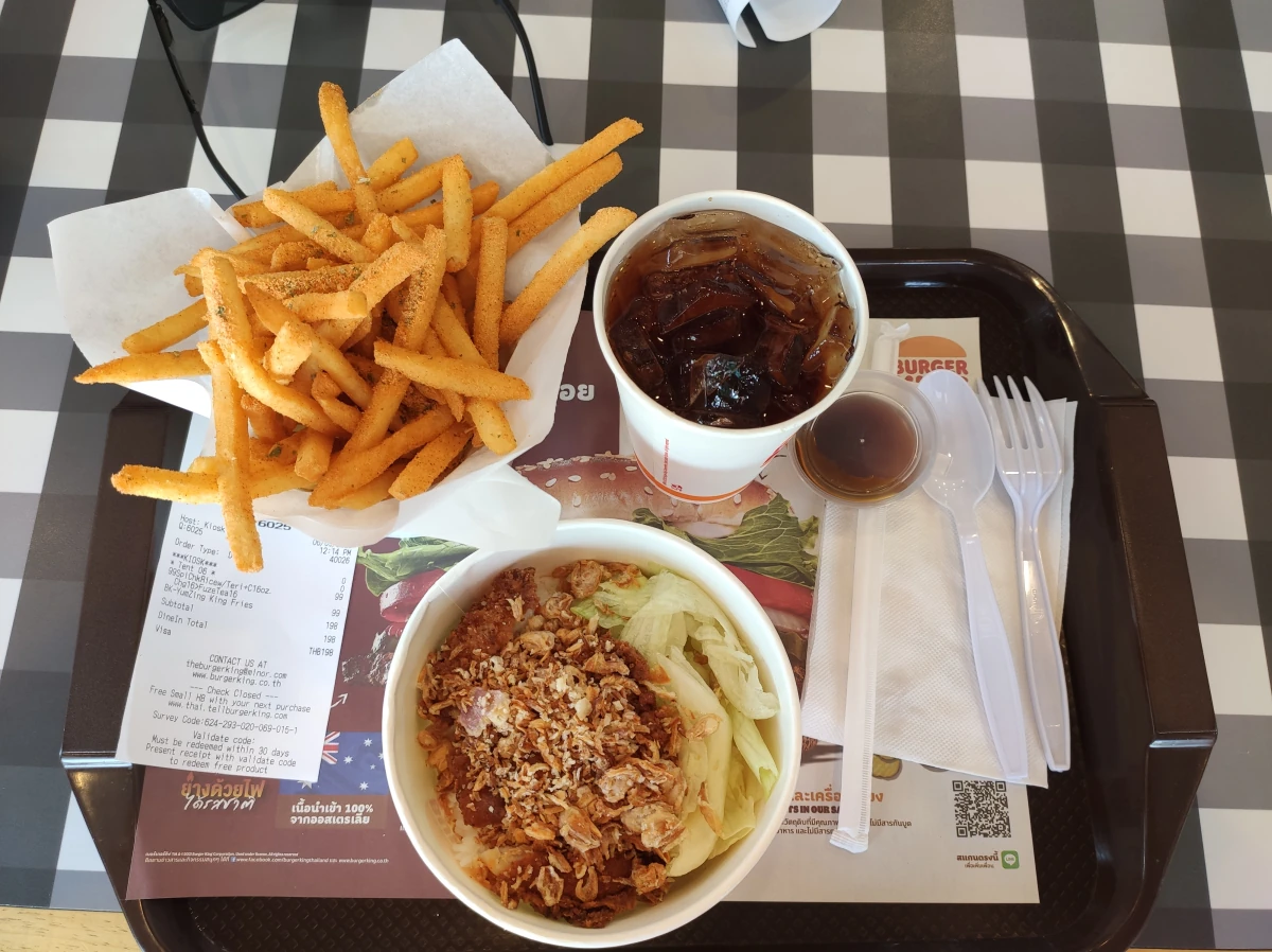 Thailändische Gerichte bei Burger King Thailand: Spicy Chicken Rice mit Teriyaki-Soße und Yum-Zing-Pommes