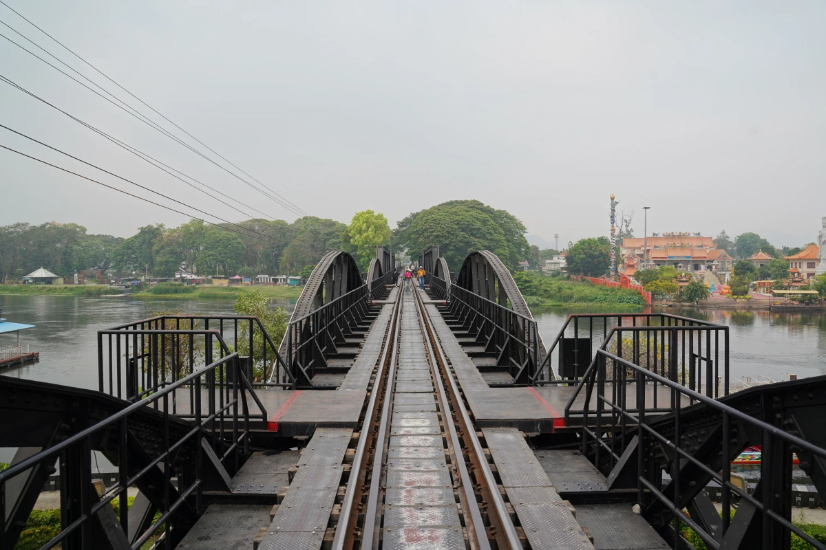 Bahnstrecke über „die Brücke am Kwai“ in Kanchanaburi
