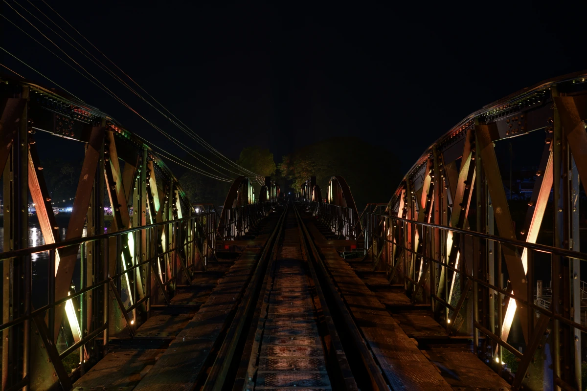 „Die Brücke am Kwai“ in Kanchanaburi bei Nacht