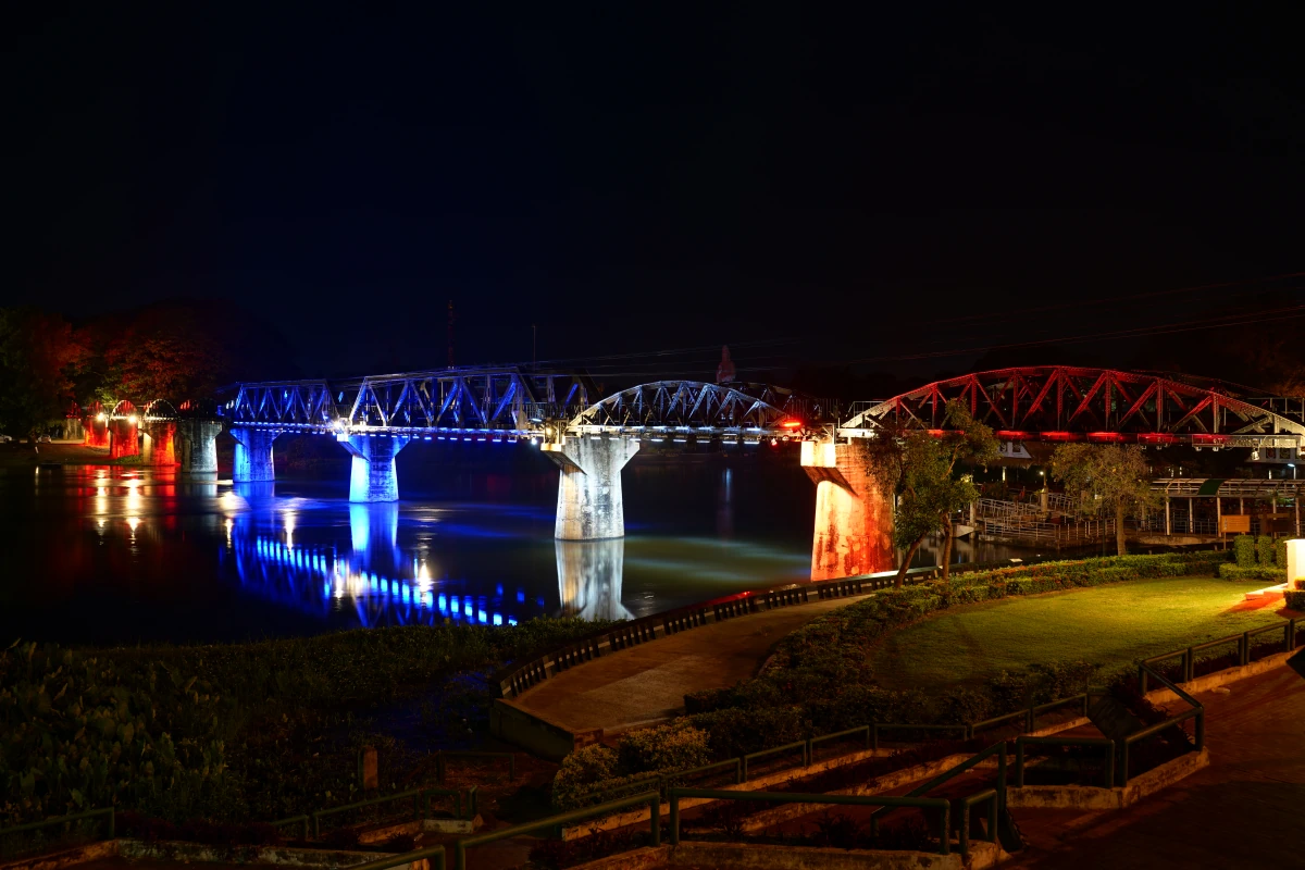 Bahnstrecke über „die Brücke am Kwai“ in Kanchanaburi