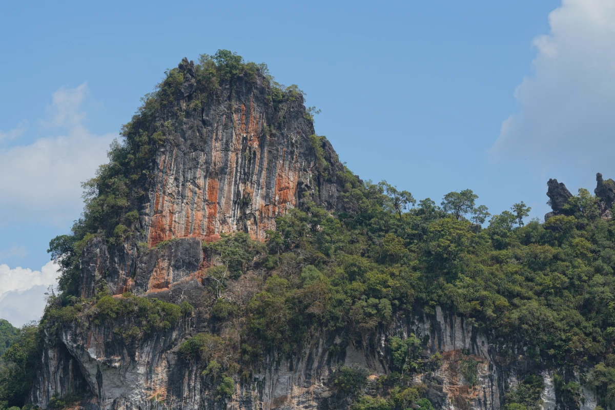 Typischer Felsen im Khao-Sok-Nationalpark