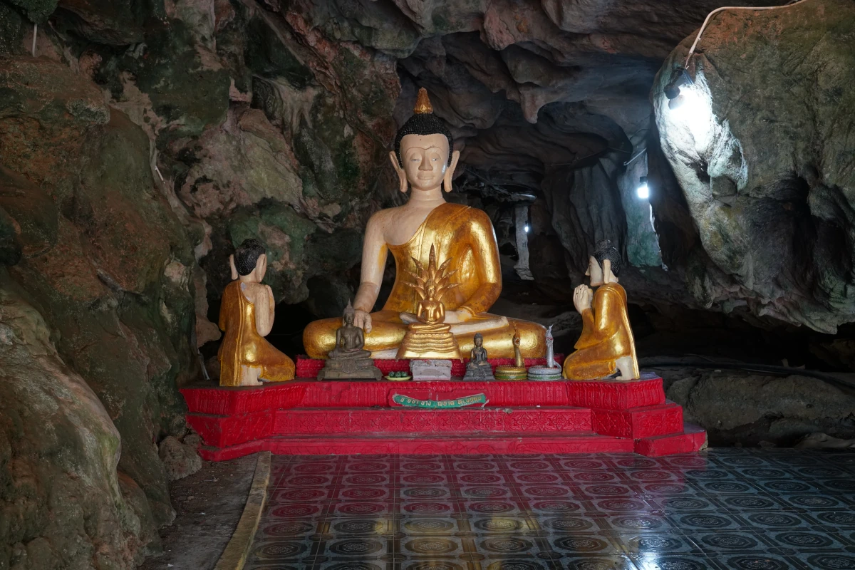 Schrein in der Höhle des Affentempels Wat Tham Phanthurat in Khao Sok