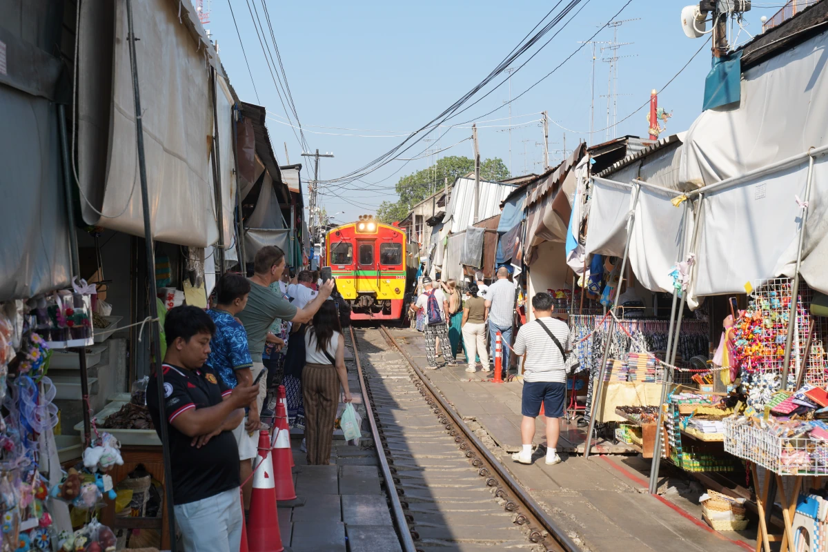 Ein Zug fährt durch den Mae Klong Railway Market