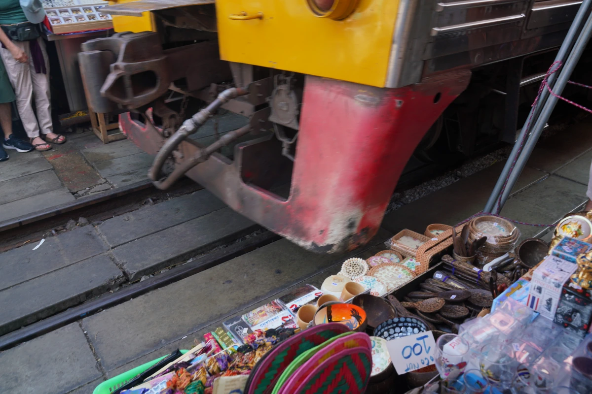 Passt genau: Zug fährt über den Mae Klong Railway Market